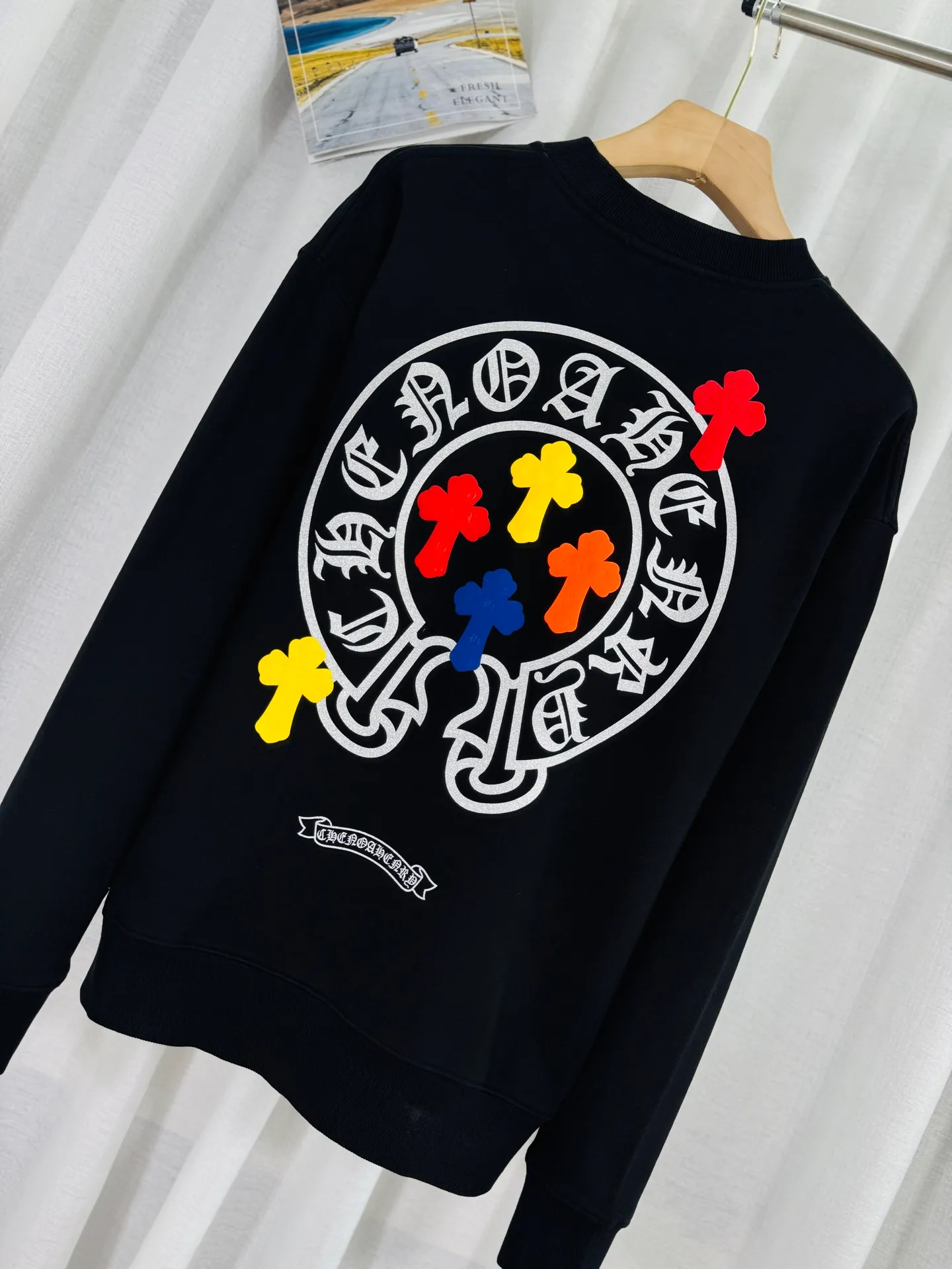 P250 top version, real shot without P, ​​different from market currency) 𝗖𝗵𝗿𝗼𝗺𝗲 𝗛𝗲𝗮𝗿𝘁𝘀/Cro Heart 2025 washed patch embroidery autumn and winter new original single counter American laser burnt 3D three-dimensional color embroidered couple casual sweatshirt 👑The highest version! Customized fabric 420g tripe terry fabric! American acid-washed and distressed original fabric laser burnt ✟appliqué embroidery and exquisite embroidery of letters! The best-selling model in the counter, very comfortable to wear. Accessories: original molded and authenticated collar label➕100% silk wash label. Genuine purchase-grade original hangtag➕matching hanging rope➕3D hanging beads➕original packaging bag. Craftsmanship: The original version has consistent wiring! The highest version of the armhole matching technique! Color: Pink Black Size: S M L XL Style No.: 9316